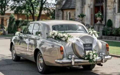 Jak udekorować auto do ślubu? Poradnik, trendy, koszty, bezpieczeństwo