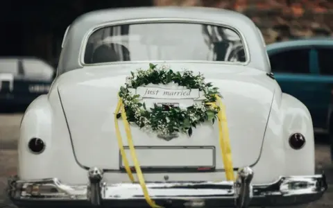 Jak ustroić auto do ślubu: 10 praktycznych pomysłów na dekoracje