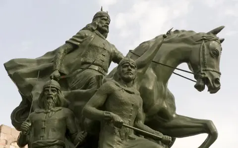 Pomnik upamiętniający zdobycie Jerozolimy przez Saladyna. Trzech wojowników na koniu, w zbrojach i hełmach, z mieczami w dłoniach.