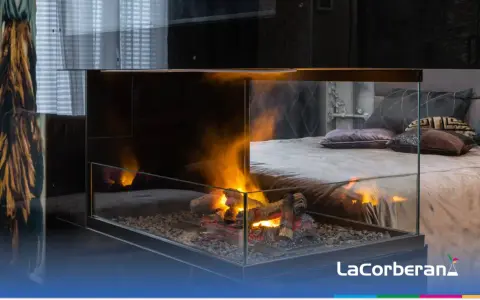 Un moderno sistema cristal limpio chimenea con llamas danzantes ilumina una acogedora habitación.
