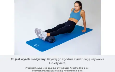 Kobieta masuje łydki wałkiem, by złagodzić **tendinopatię ścięgna Achillesa**.