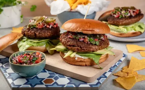 Dwa soczyste burgery z awokado i salsą. Idealna sałata do burgera to ta chrupiąca, zielona, która dodaje świeżości.
