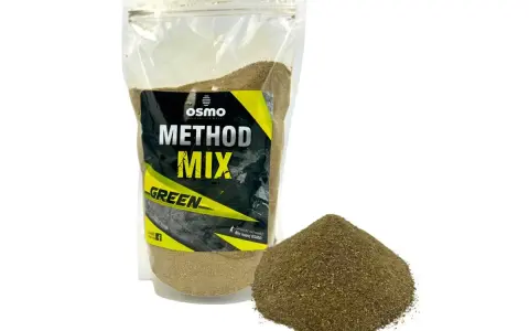 Zanęta do metody Osmo Method Mix Green. Zielona mieszanka w opakowaniu i usypana obok, gotowa do użycia.