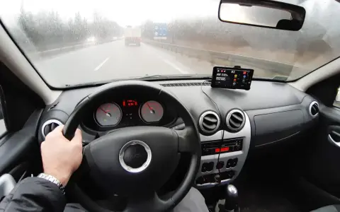 Hamowanie silnikiem: Oszczędzaj paliwo (0.0 l/100 km) i hamulce!