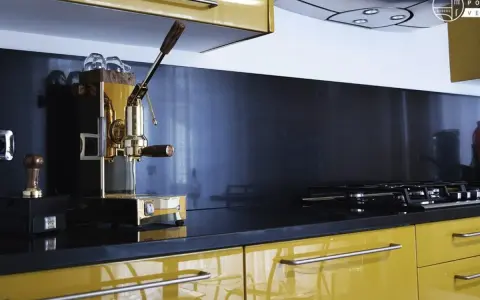 Macchina da caffè dorata e lucida, perfetta per creare un angolo caffè idee in cucina.
