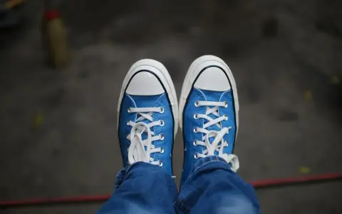 Niebieskie trampki z białymi sznurówkami i podeszwą. Czy na Zalando są oryginalne buty? Tak, można znaleźć autentyczne modele.