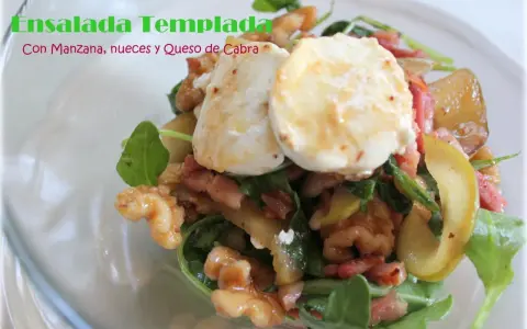 Ensalada templada con manzana, nueces y queso de cabra. Deliciosa combinación de sabores y texturas.