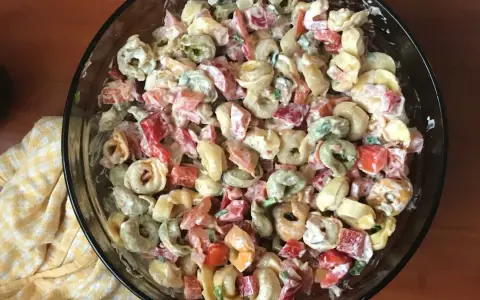 Sałatka z tortellini: Przepis na hit! Jak uniknąć błędów?