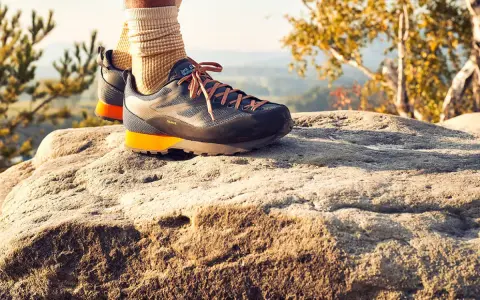 Idealne buty w Bieszczady? Te trekkingowe z pomarańczowymi akcentami zapewnią komfort na kamienistym szlaku.