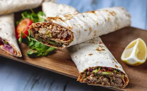 Skąd pochodzi kebab? Prawdziwa historia zaskoczy Polaków!