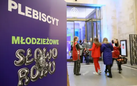 Plakat "PLEBISCYT Młodzieżowe Słowo Roku" z lwem w koronie. W tle młodzież wchodzi do budynku.