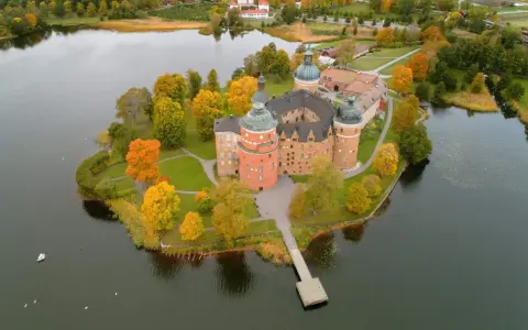 En vacker utflykt till Uppsala med ett slott omgivet av höstfärger och vatten.
