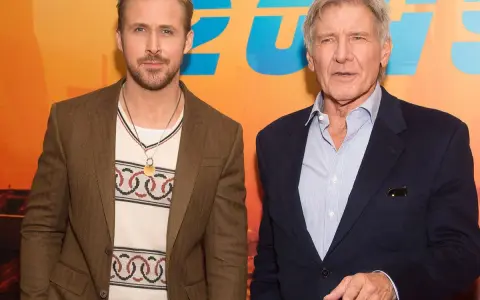 Ryan Gosling con giacca e maglione a fantasia, un perfetto abbinamento giacca t-shirt uomo. Harrison Ford elegante in blu.