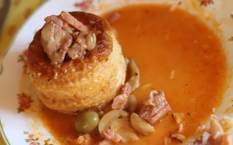 Une bouchée à la reine savoureuse, garnie de viande et de champignons, baignant dans une sauce onctueuse.