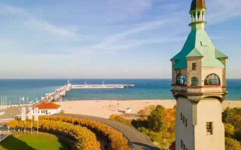 Widok na sopocką plażę i molo z perspektywy charakterystycznej latarni morskiej Sopot.