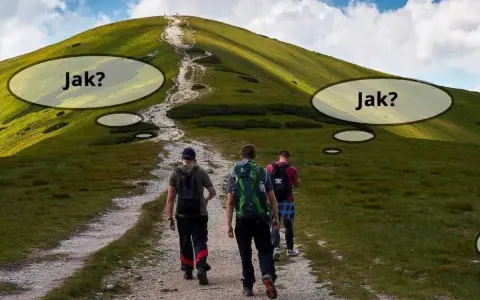 Trzech turystów idzie ścieżką na zielone wzgórze. Myślą: "Jak zacząć chodzić po górach?".