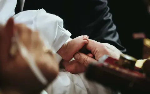 Ile trwają chrzciny? Czas trwania chrztu w kościele i jego szczegóły