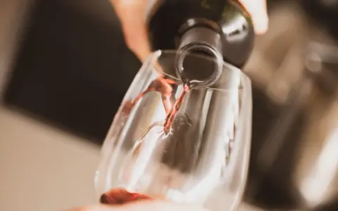 Czerwone wino nalewane do kieliszka. Czy otwarte wino się psuje? Zależy od sposobu przechowywania, ale świeżo otwarte smakuje najlepiej.