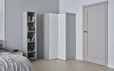 Szare ściany i jasna podłoga w jodełkę tworzą harmonijną bazę. Jak dobrać kolor ścian do podłogi? Tutaj postawiono na subtelne odcienie.