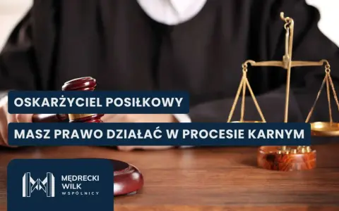 Sądowy młotek i waga sprawiedliwości. Tekst: "Oskarżyciel posiłkowy masz prawo działać w procesie karnym".