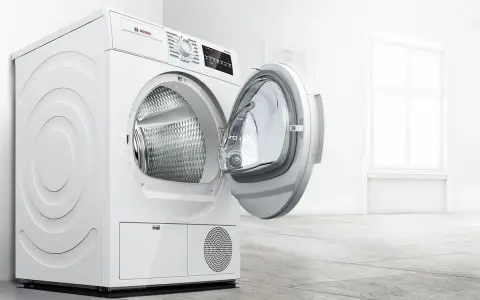 Moderner weißer Bosch Trockner mit offener Tür. Regelmäßiges bosch trockner reinigen sorgt für Langlebigkeit und Effizienz.