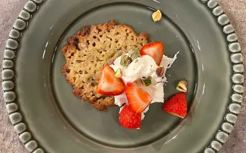 Ett krispigt havreflarn med grädde, jordgubbar och pistagenötter. Ett enkelt och gott havreflarn recept.