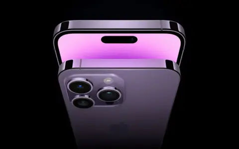 Dwa iPhone'y Pro w kolorze fioletowym, jeden na drugim. Górny pokazuje ekran z Dynamic Island, dolny tylną część z trzema aparatami. Moc A16 Bionic.