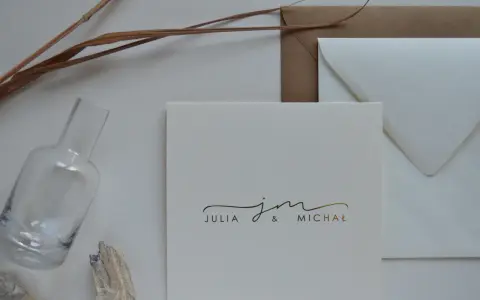 Zaproszenie ślubne z inicjałami Julii i Michała. Elegancka odmiana nazwisk małżeństw.