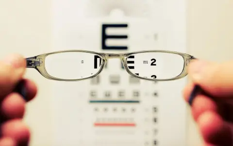 Krótkowzroczność: Jakie okulary wybrać, by widzieć i wyglądać dobrze?