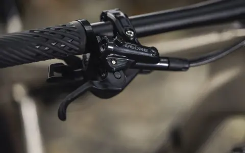 Manetka Shimano Deore, część mechanizmu zmiany biegów, pokazuje różne rodzaje przerzutek rowerowych w akcji.
