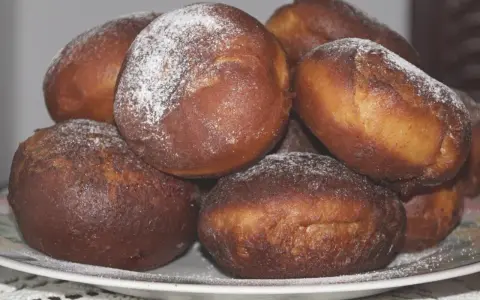 Stary przepis na pączki babci, lekko oprószone cukrem pudrem. Pachną jak dawniej!