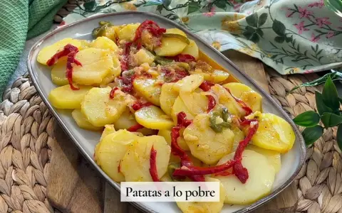Patatas a lo pobre, la receta de la abuela, con patatas, pimientos y cebolla, un plato casero delicioso.
