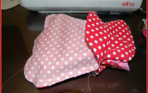Dos bolsos flamenca con patrones de lunares, uno rosa y otro rojo, listos para coser.