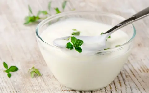 Czy jogurt grecki tuczy? Odkryj prawdę o jego kaloriach i diecie