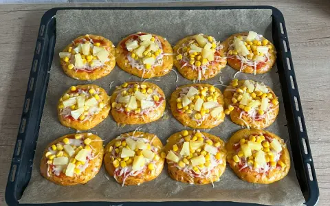 Gotowe do pieczenia pizzerinki z ananasem i kukurydzą. Idealny przepis na szybką przekąskę!