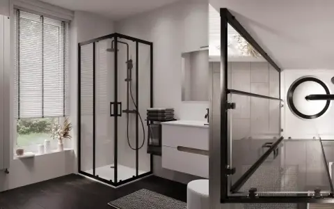 Bagno piccolo con doccia 2 mq, moderno e funzionale, con box nero, lavabo sospeso e finestra con tende a lamelle.