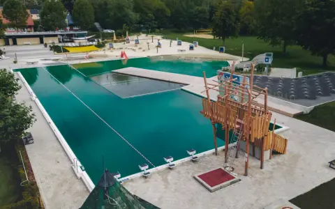 Das freibad ennigerloh bietet Badespaß mit großem Becken, Wasserrutsche, Sandstrand und Klettergerüst.
