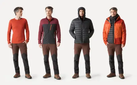 Quatre hommes présentent des tenues idéales pour savoir comment s'habiller pour une randonnée : couches de base, vestes et pantalons techniques.