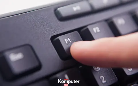 Palec naciska klawisz F1. Dowiedz się, jak wyłączyć klawisze funkcyjne, gdy są niepotrzebne.