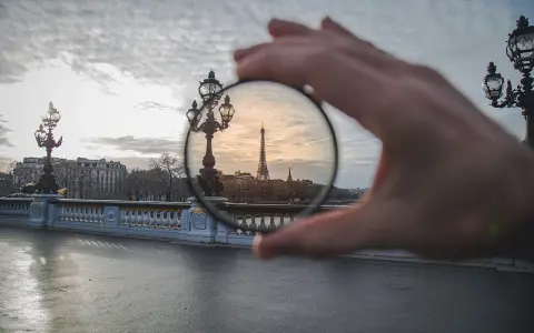 Widok na Wieżę Eiffla przez filtr polaryzacyjny, który podkreśla jej piękno.