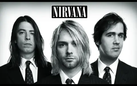Le groupe Nirvana, pionnier du grunge, pose en noir et blanc. Kurt Cobain au centre, Dave Grohl à gauche, Krist Novoselic à droite. Un style musical iconique.