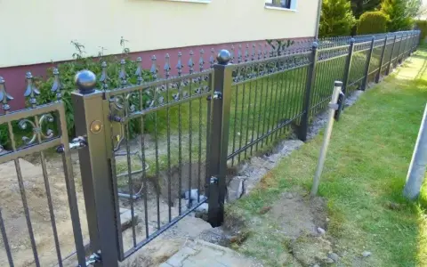 Czy mogę rozebrać płot sąsiada na mojej działce bez konsekwencji?