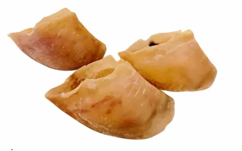 Trois sabots de veau pour chien, potentiellement dangereux.
