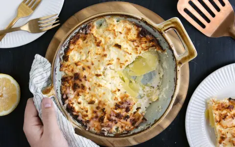 Kretanische Kartoffeln Rezept: Ein Auflauf mit goldbrauner Kruste und cremiger Füllung, bereit zum Servieren.