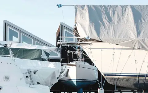 Boote werden für den Frostschutz boot einwintern vorbereitet. Sie sind mit Planen abgedeckt und stehen auf dem Trockendock.