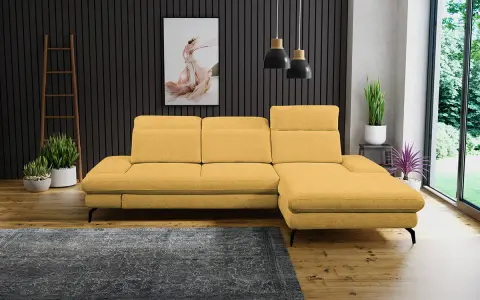 Un salon moderne avec un canapé jaune moutarde, un tapis gris foncé et des plantes vertes. Quelle couleur associer avec un canapé jaune moutarde ? Le gris est une excellente option.