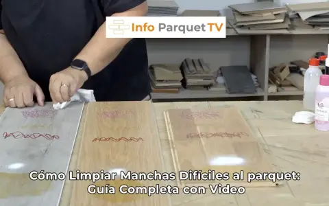 Hombre limpiando manchas de rotulador en un suelo de parquet. Guía para limpiar parquet.