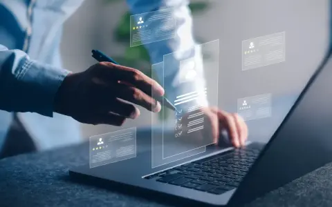 Osoba korzysta z laptopa, przeglądając profile kandydatów. To idealny moment na rozpoczęcie kursu zawodowego online i zdobycie nowych umiejętności.