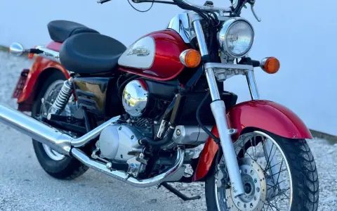 Czerwony motocykl Honda Shadow 700. Dane techniczne tego klasyka są imponujące, a jego wygląd zachwyca.