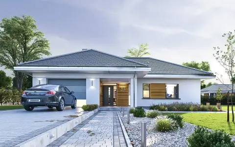 Nowoczesny bungalow z garażem, podjazdem i zadbanym ogrodem. Elegancka bryła, jasna elewacja i drewniane detale.